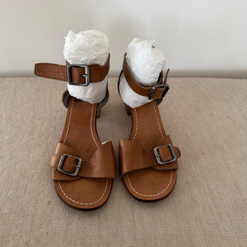 Dolce Vita Brown Sandals with Buckle Detail sz 6